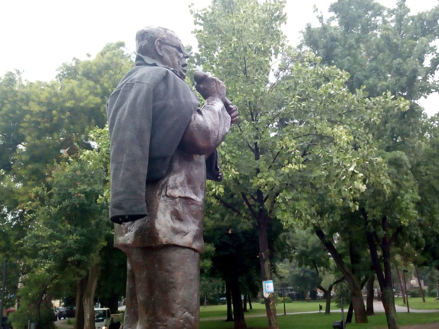 Spomenik Sabanu Bajramovicu ogrnut jaknom foto Juzne vesti Vitomir Ognjanovic scaled