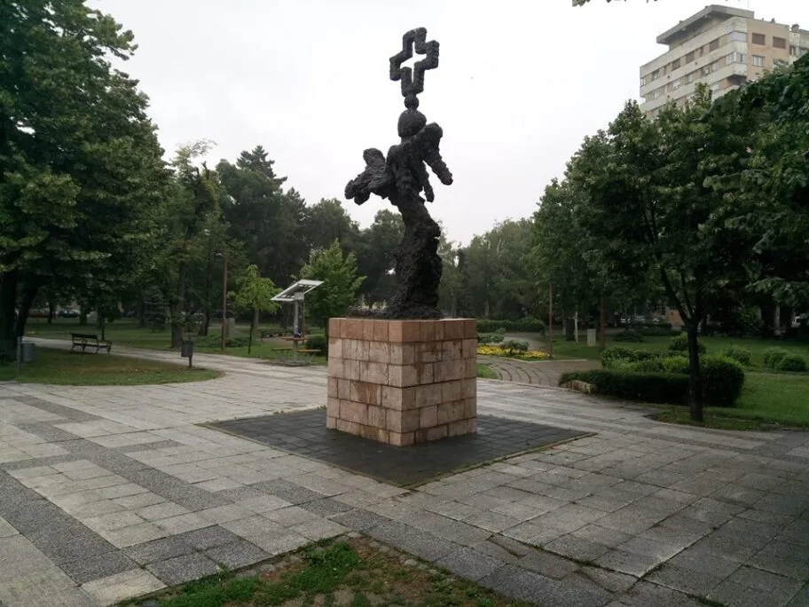 Uklonjeni kukasti krstovi sa spomenika caru Konstantinu 6 carbezkk