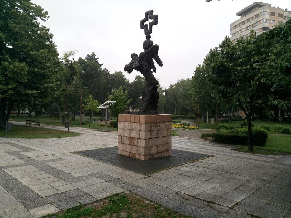 Uklonjeni kukasti krstovi sa spomenika caru Konstantinu 1 carbezkk