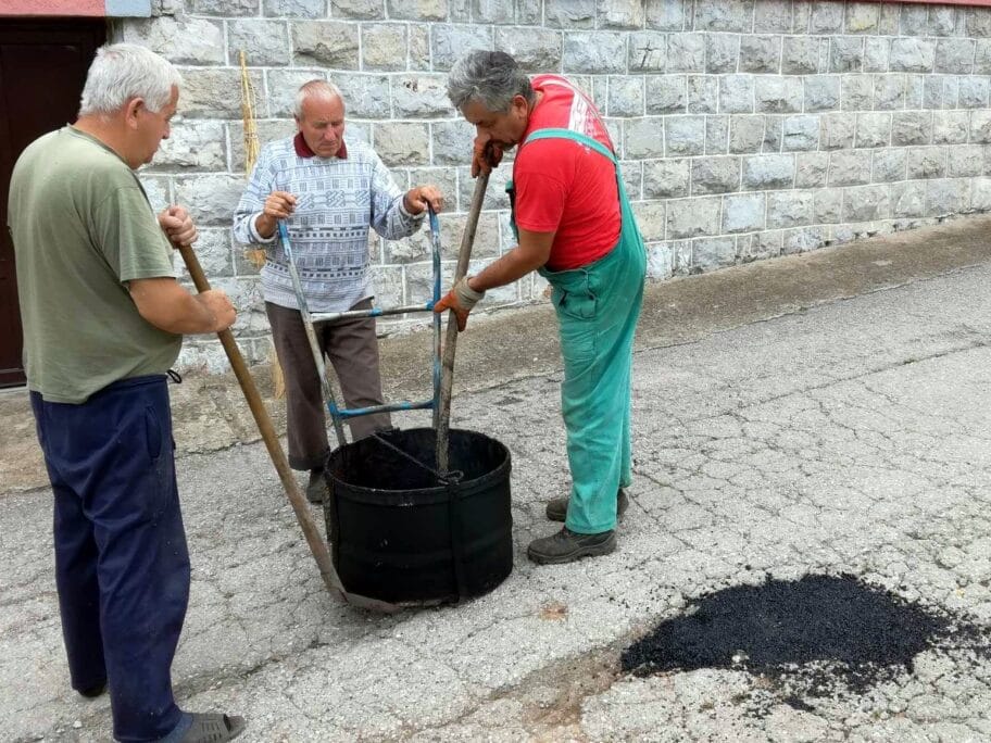 Meštani Vrela sami zakrpili rupe, jer ih nadležni godinama zaobilaze 14 Krpljenje rupa Vrelo foto I R