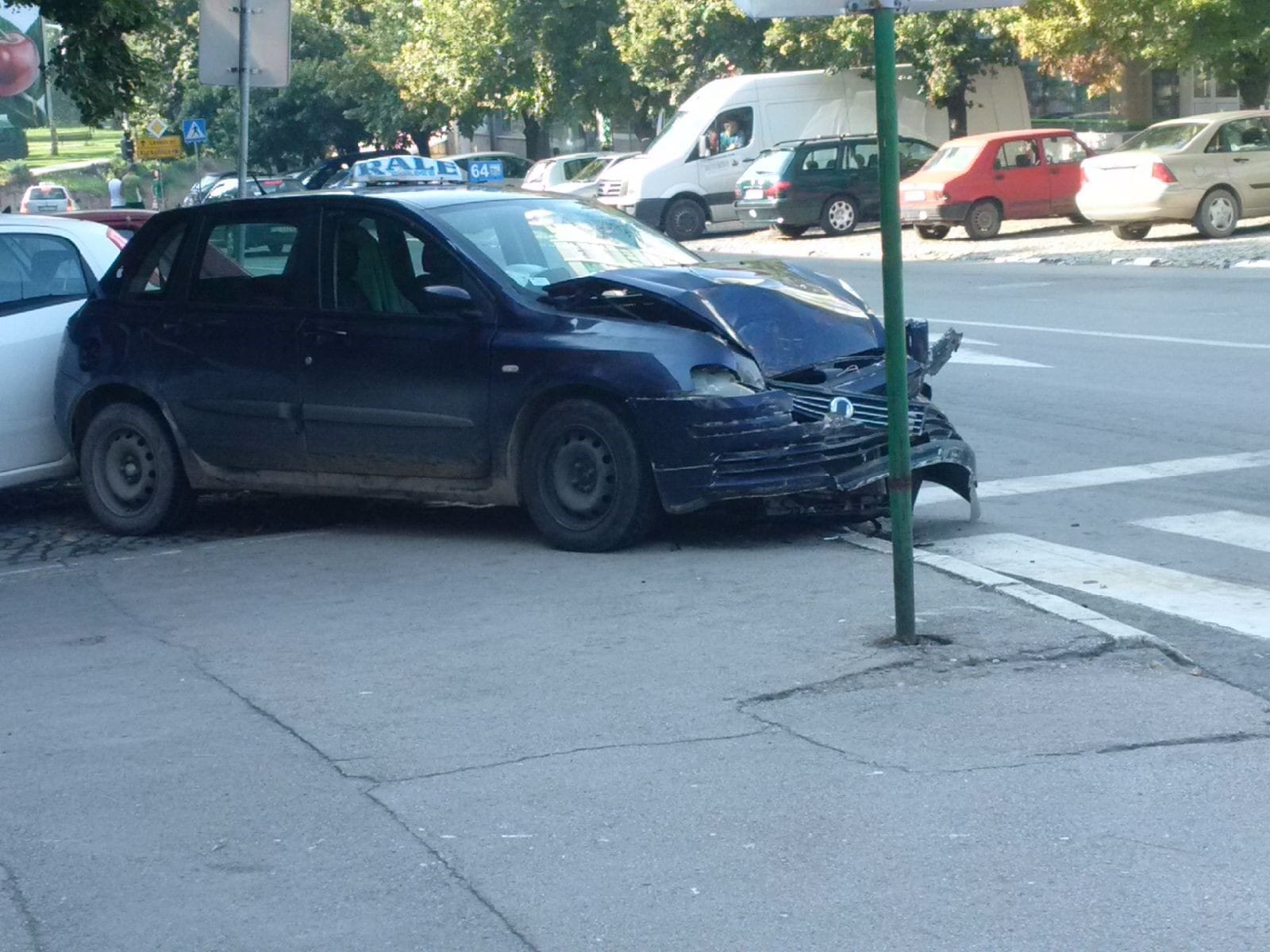 Jedna osoba povređena u sudaru taksija i autobusa u Prokuplju 1 taksi
