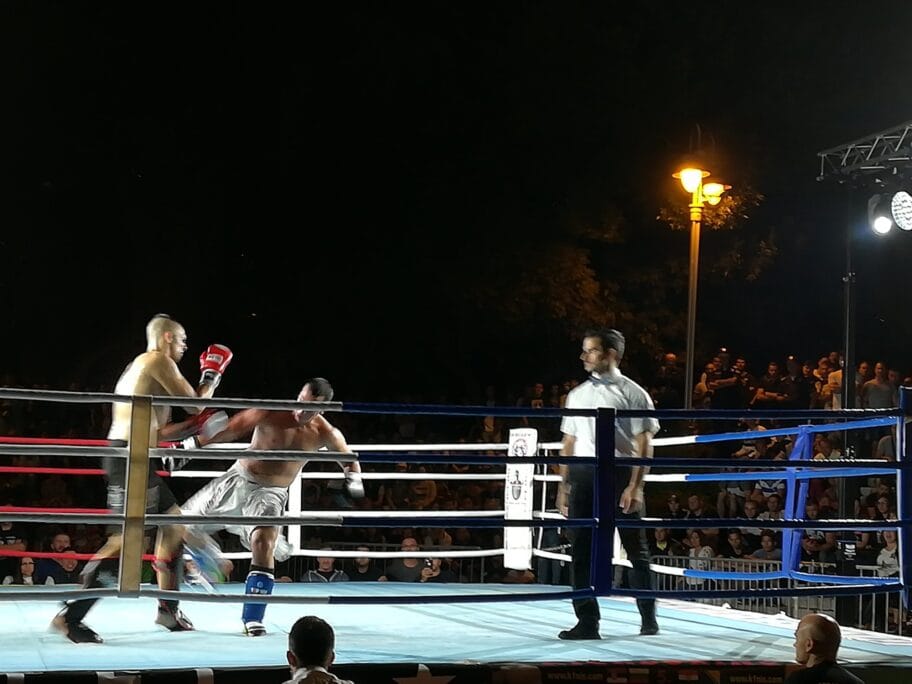 Pun amfiteatar ispratio kik-boks reviju 5 Kik boks revija kej foto Juzne vesti Milica Jovanovic scaled