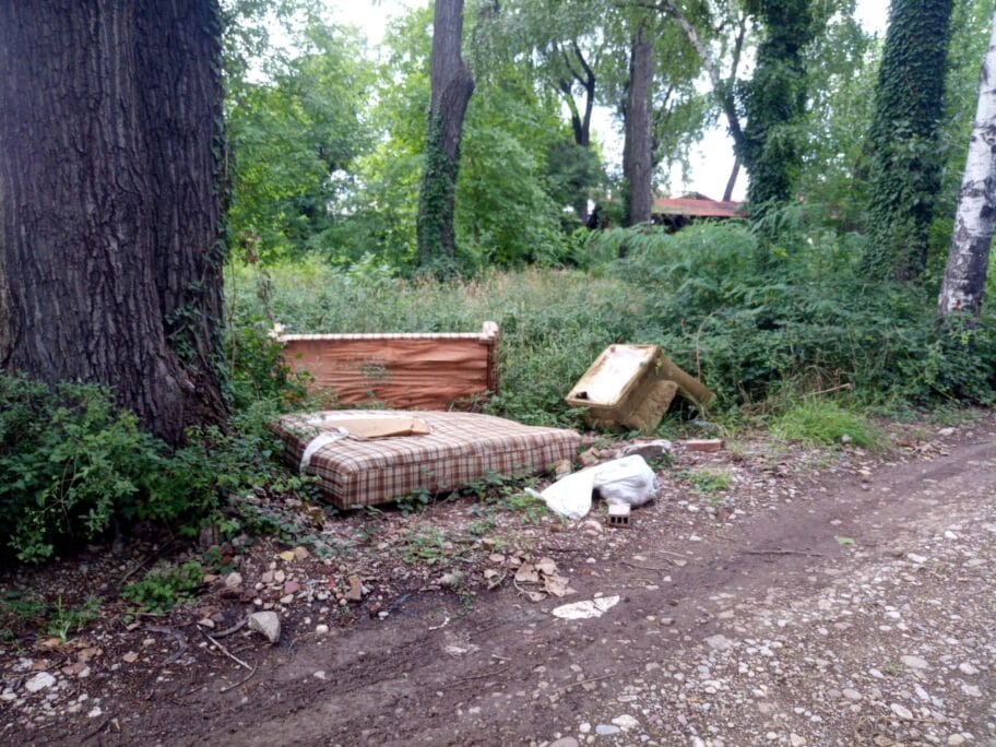 Ove godine u Nišu desetoro kažnjeno zbog nepropisnog bacanja smeća 12 Smece divlja deponija Prijavi problem