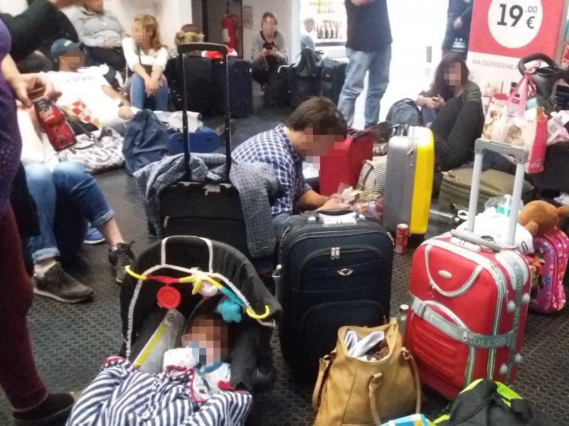Putnici cekaju na aerodromu foto Prijavi problem