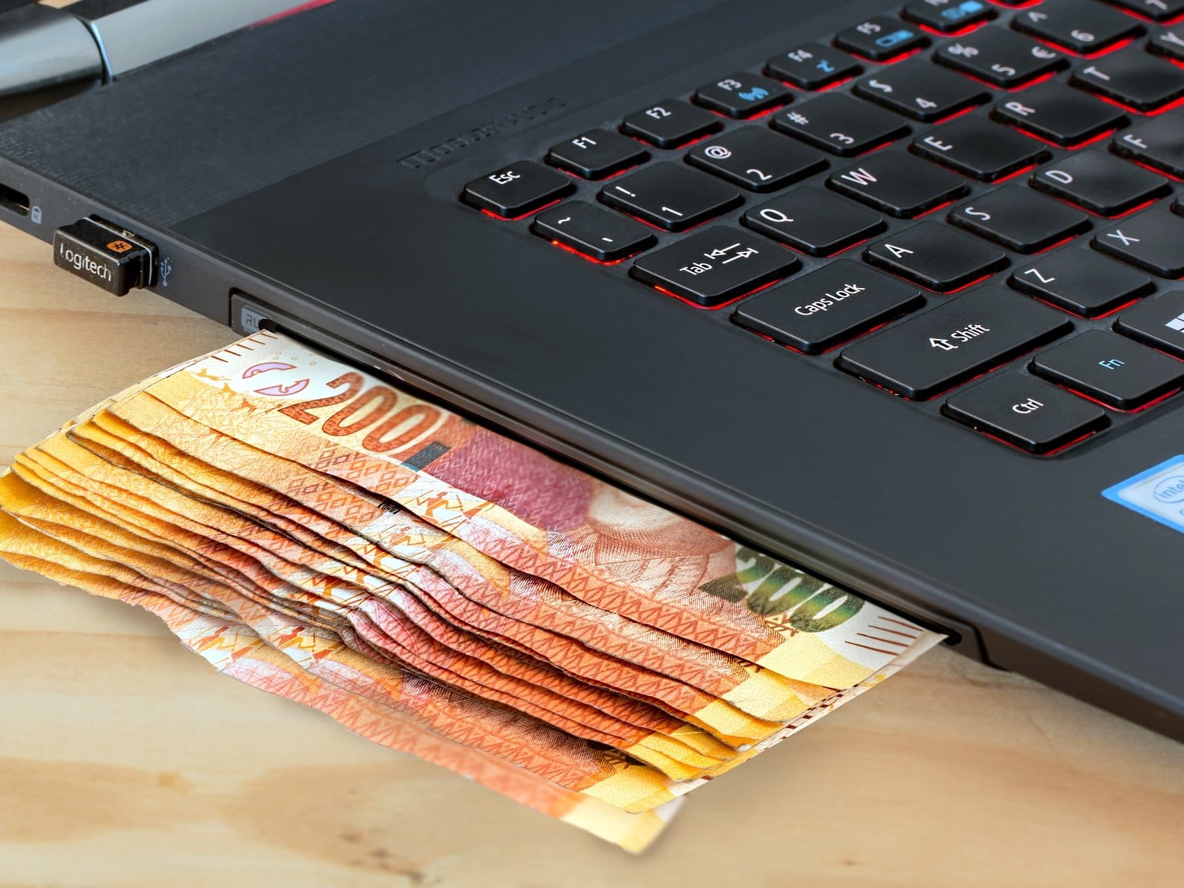 Niš prvi u Srbiji testira jeftiniji vid transfera novca iz dijaspore 1 Kompjuter pare foto ilustracija pixabay stevepb