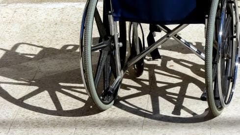 Znanje kao prva linija odbrane - u Nišu radionica o postupanju osoba sa invaliditetom u vanrednim situacijama 1 ilustracija Kolica foto flickr com zeevveez e1758818388637