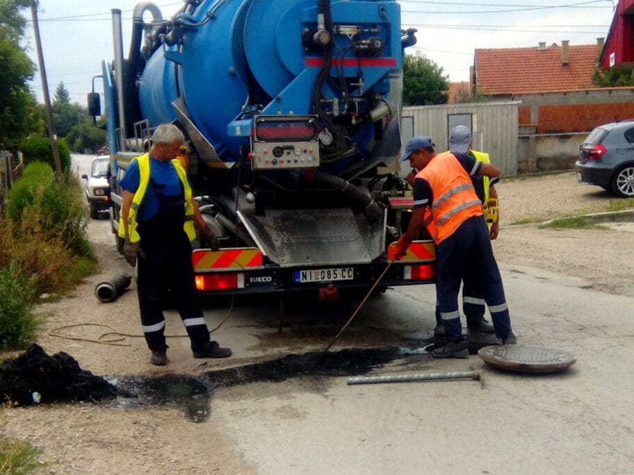Iz Vodovoda apeluju na Nišlije da “šahte nisu kante” 12 zacepljenje naissus