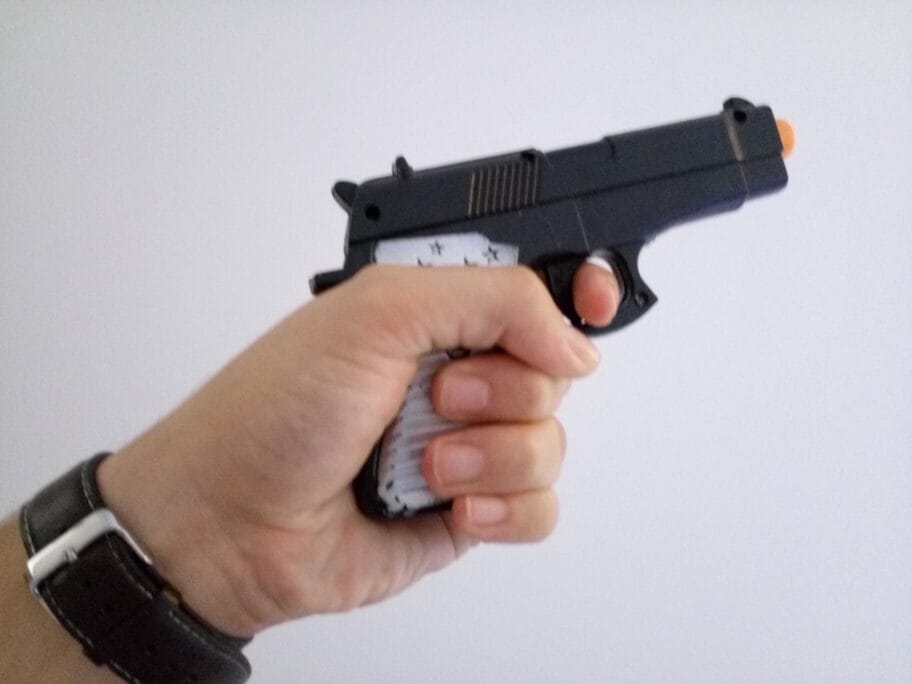 plasticni pistolj foto stefan markovic scaled