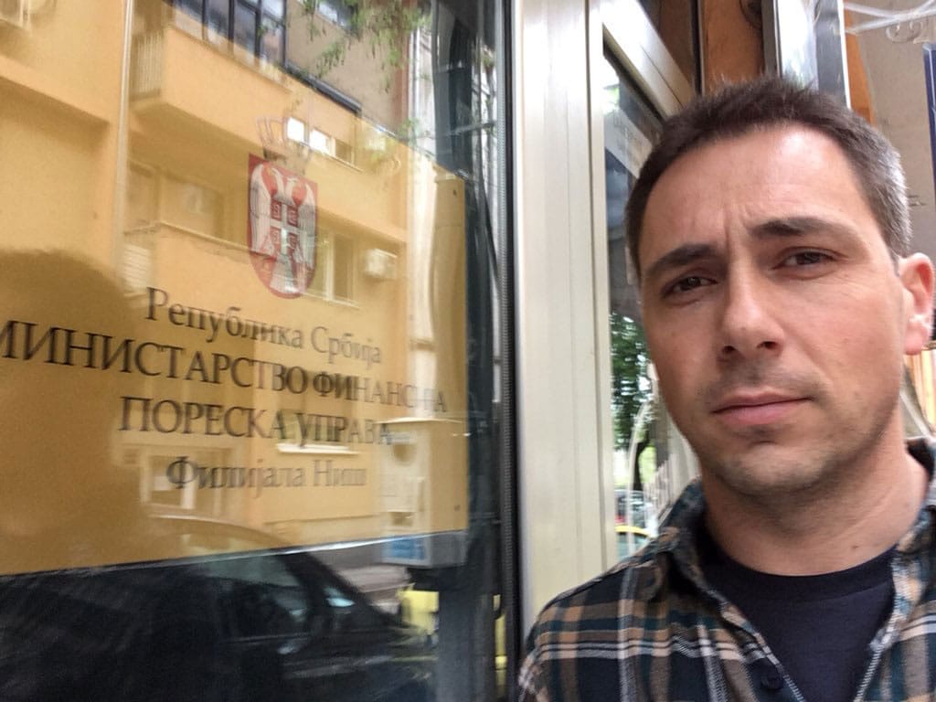 Predrag Blagojevic ispred Poreske uprave