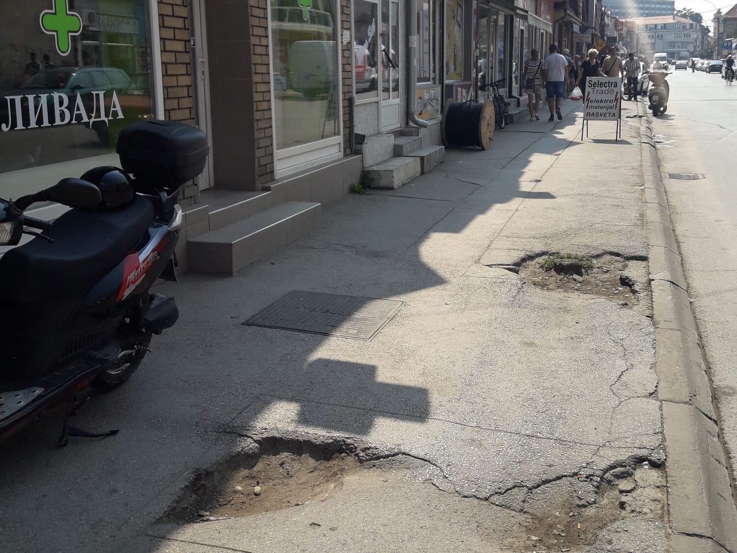 Rupe na trotoarima i kolovozima svakodnevni problem Leskovčana 1 Ulica Juznomoravskih brigada Leskovac avgust 2018 foto Bojana Antic scaled