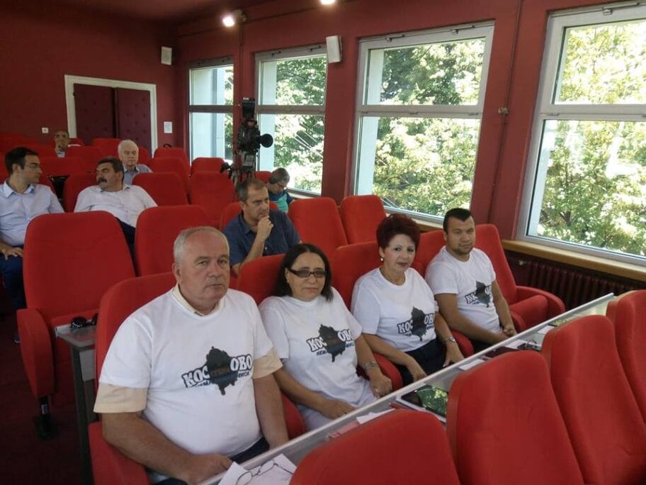 Niški radikali u “beskompromisnim” kosovskim majicama na sednici gradske Skupštine 8 radikali1