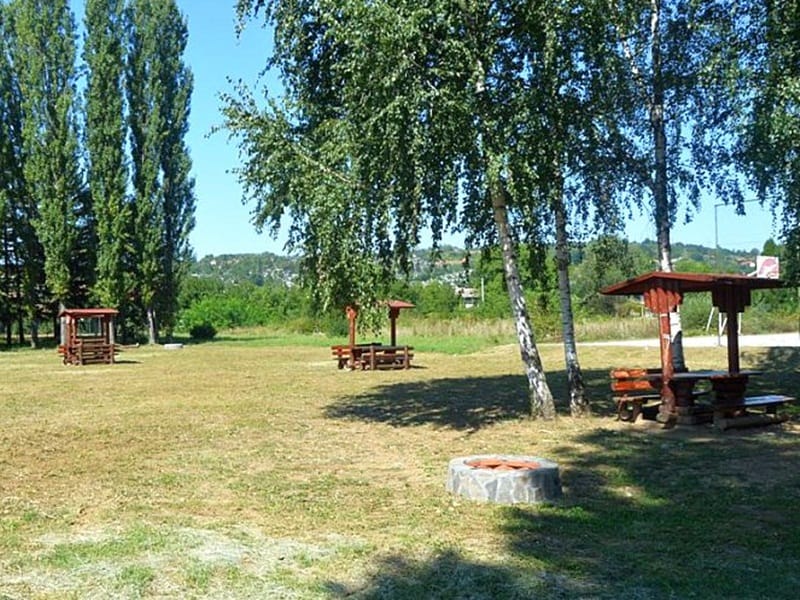 Postavljene nove klupice i držači za bicikle u Leskovcu 13 Mobilijar hisar avgust 2018 foto Grad Leskovac