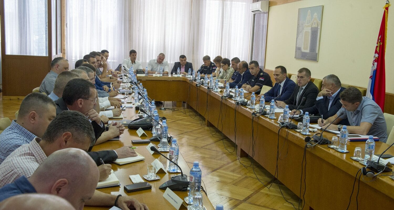 polcija na sastanku foto policija scaled