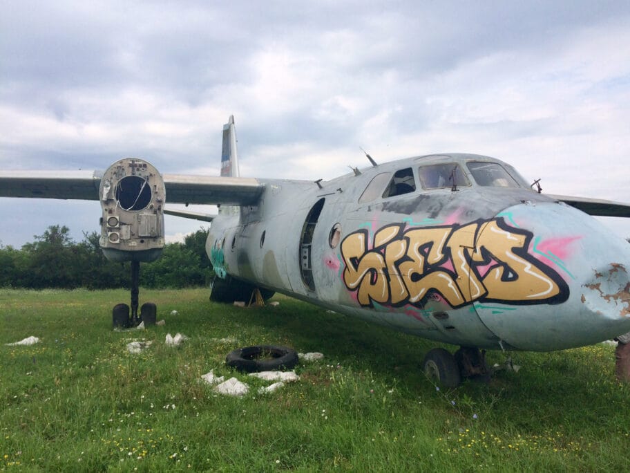 Stari vojni avion1 foto N F