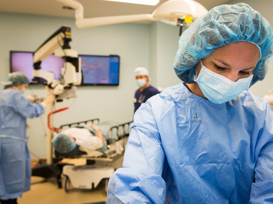 Operacija ociju foto Pixabay TheShiv76