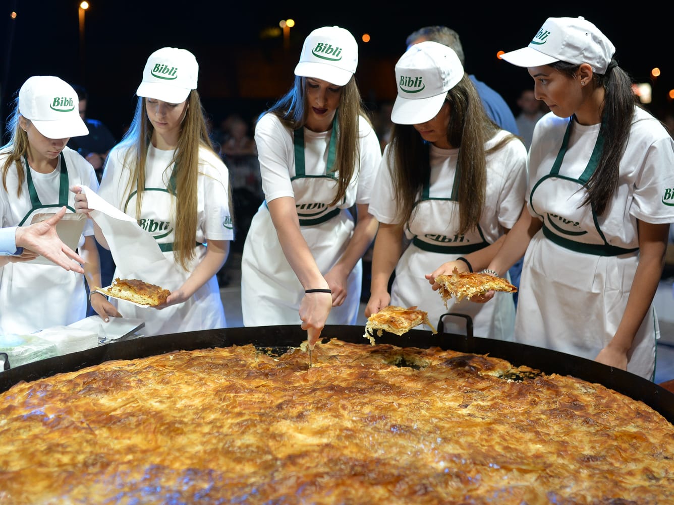 Foto-vest: Na "Buregdžijadi" građani probali burek težak 200 kg 1 burek 5 foto vanja keser