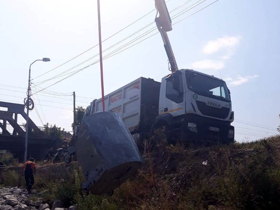 Nišava nosila kontejner, izvukli ga radnici "Mediane" 1 Kontejner vade iz Nisave foto JKP Mediana