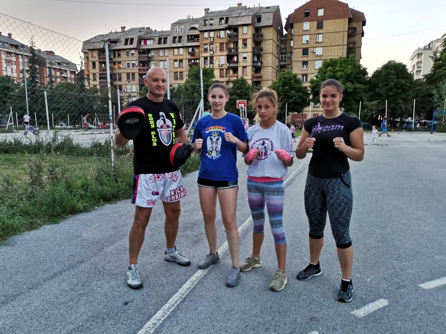 U juniorskoj kik-boks reprezentaciji Srbije osmoro južnjaka 1 Neda Brkic Natalija Savic Sandra Savatic foto Kik boks klub Nis