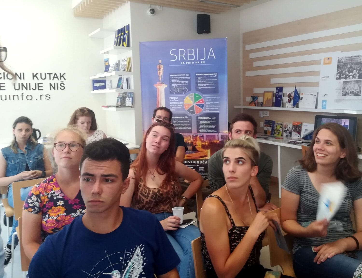 Volonteri mladi EU info kutak foto Juznevesti Milica Jovanovic scaled