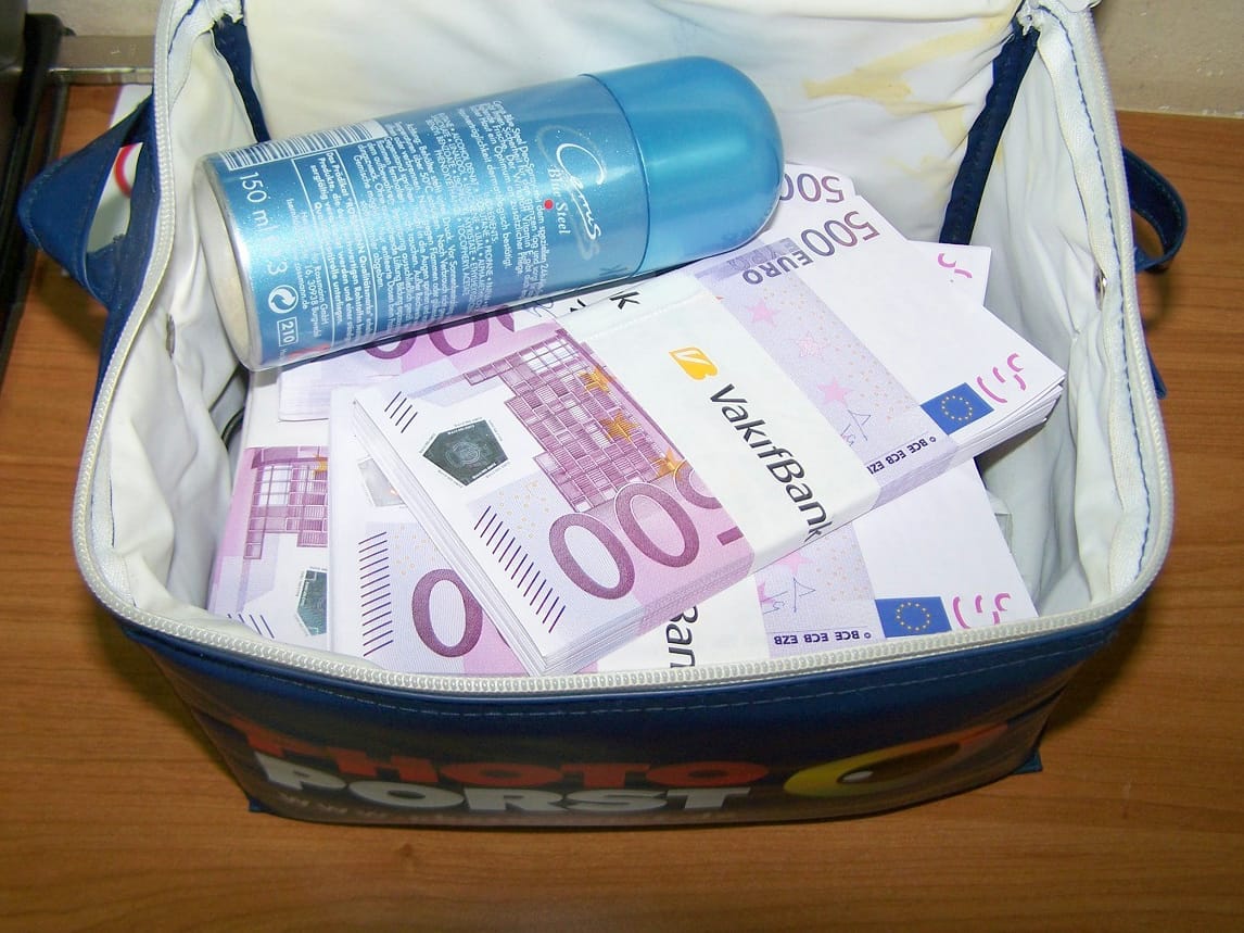 Na Gradini zaplenjena velika količina deviza 1 neseser pun evra Gradina 30 08 2018