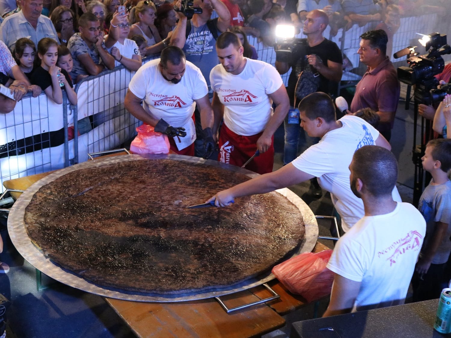 Leskovčani opet oborili rekord - napravili pljeskavicu tešku 66 kilograma 1 Rostiljijada velika pljeskavica 11 avgust 2018 foto J G