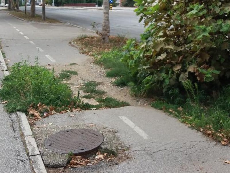 Krater na stazi za bicikle na Bulevaru Nemanjića 8 Biciklisticka staza Bulevar Nemanjica