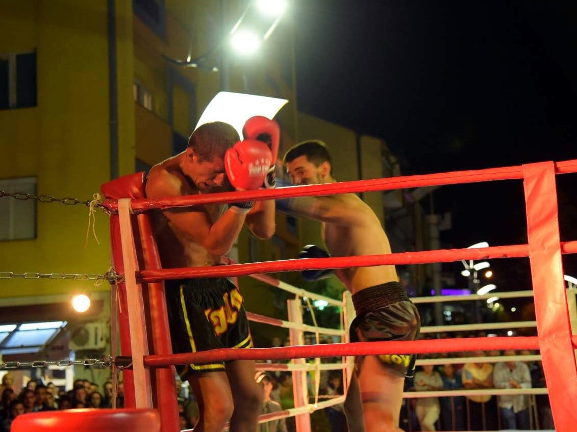 Srbi dominantni na kik-boks reviji u Surdulici 1 Novak Radulovic Makedonac gradski trg Surdulica foto Kik boks klub Nis