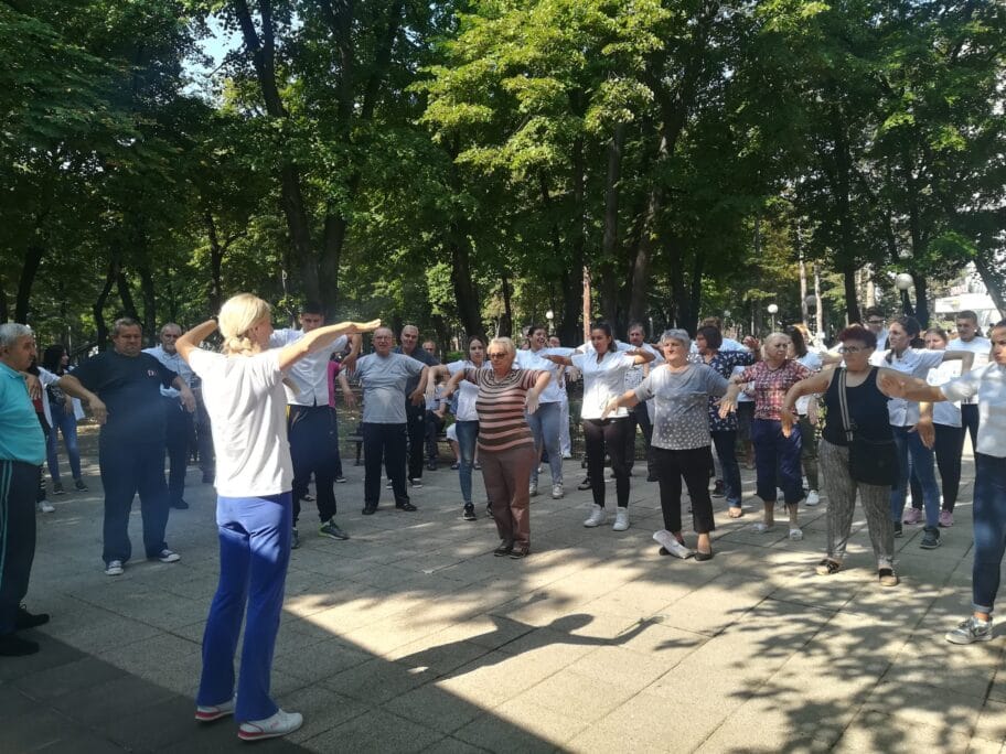 Stariji vezbaju Javni cas vezbanja Niska Banja foto Juzne vesti Milica JOvanovic scaled