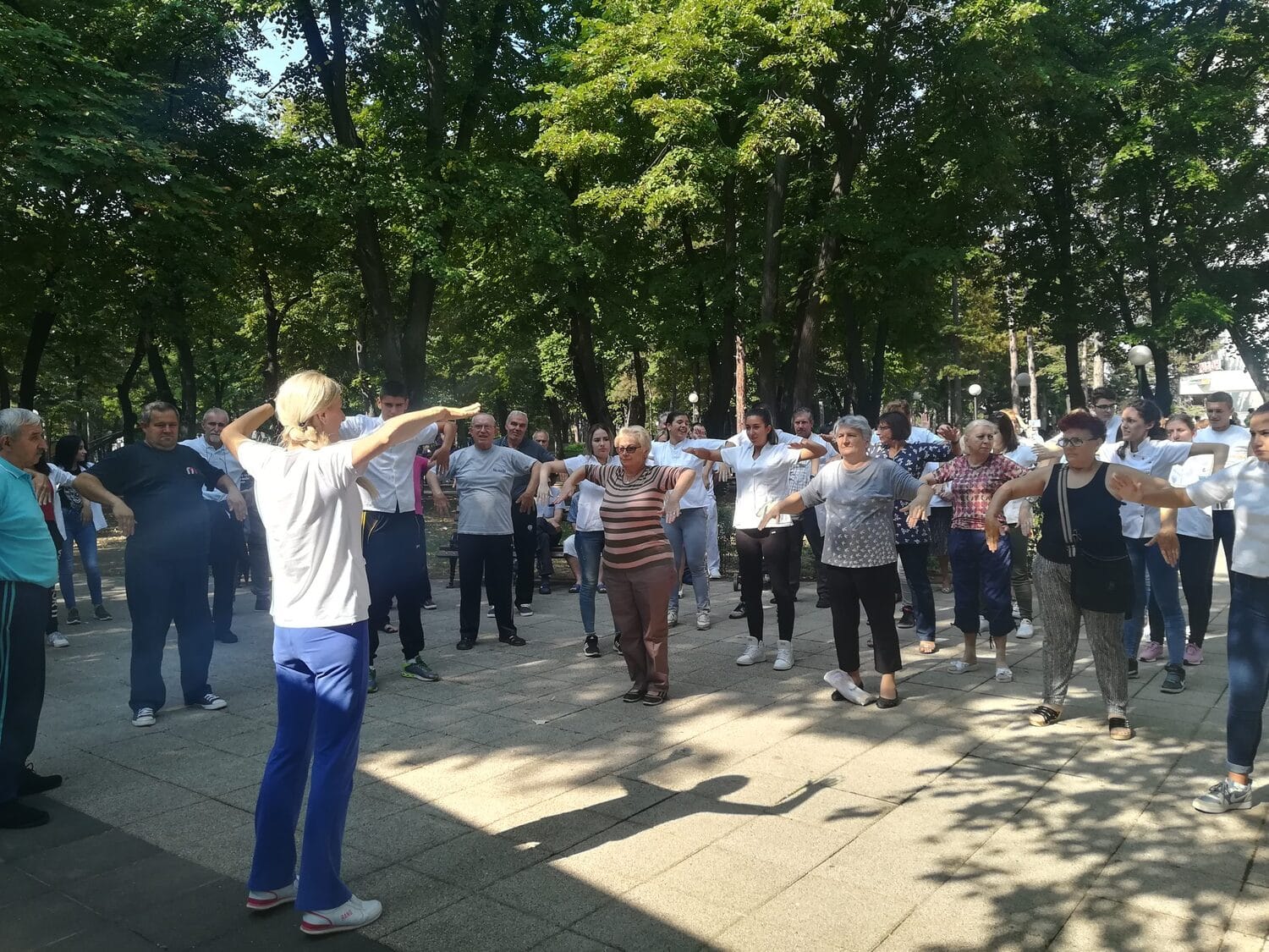 Stariji vezbaju Javni cas vezbanja Niska Banja foto Juzne vesti Milica JOvanovic scaled