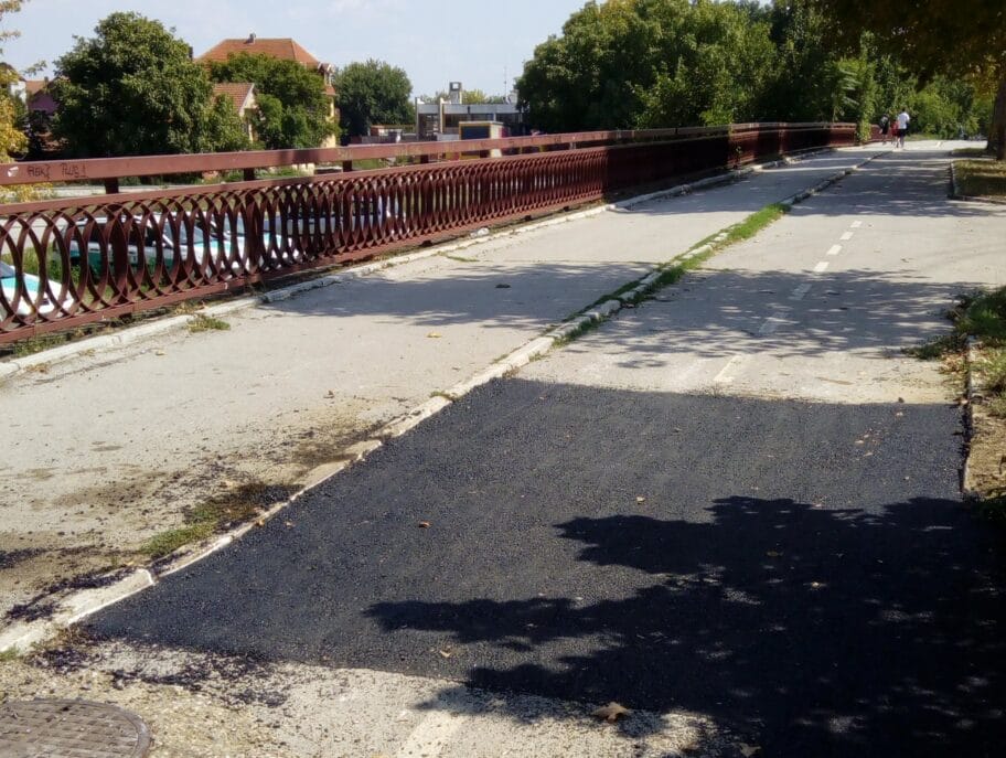 Posle godinu dana asfaltirana rupa na biciklističkoj stazi na Bulevaru Nemanjića 7 Biciklisticka staza Bulevar popravljena foto Prijavi problem