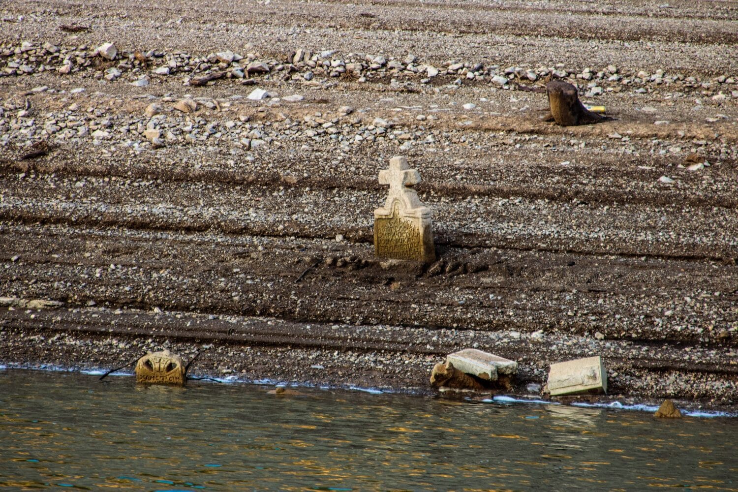 Ostaci nekadašnjeg seoskog groblja