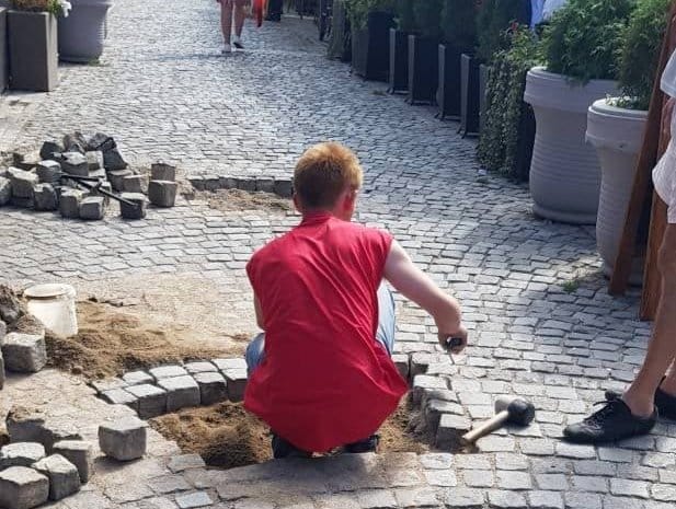 Kockom prekrili šahte zbog estetike Kazandžijskog, pa ih otkopali zbog radova 9 Vadjenje kocke Kazandzijsko foto citalac