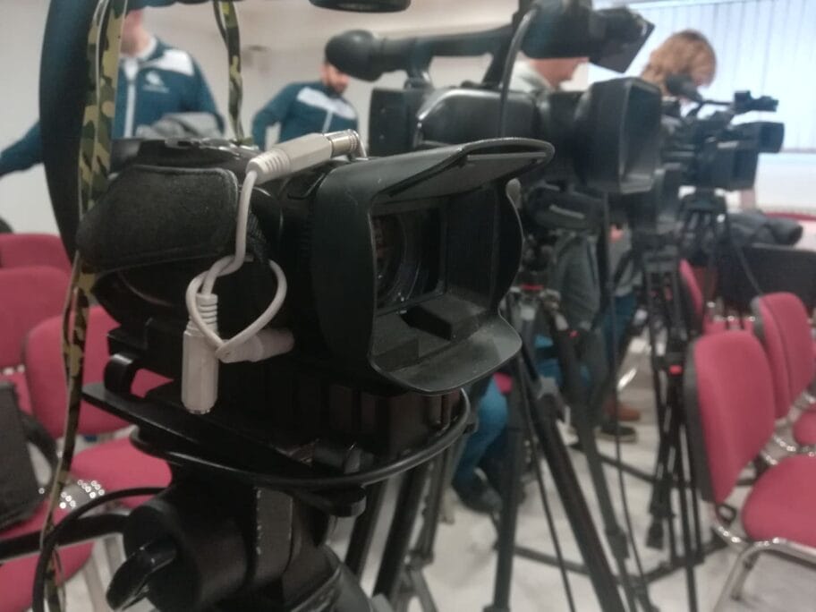 Apel novinara predsedniku države i premijerki da se informacije o broju obolelih u Nišu ne kriju 16 kamere