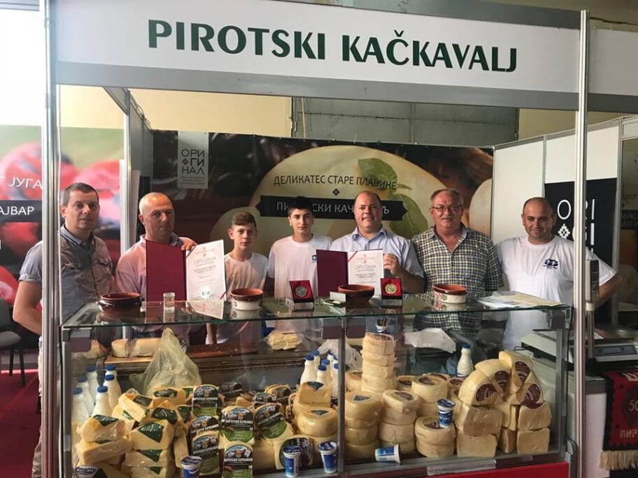 Pirotski kačkavalj na sajmu hrane u Italiji 7 Pirot postao poznat po kackavalju foto Mlekarska skola