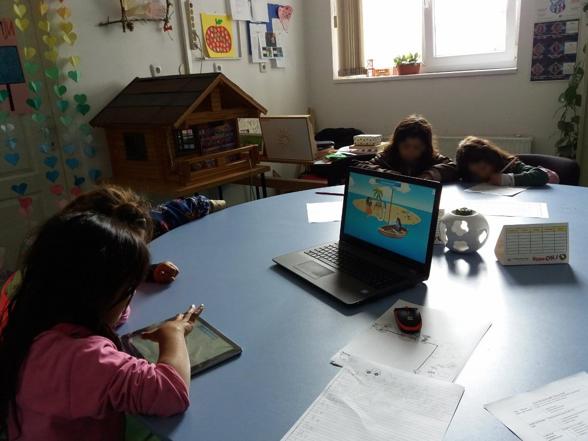 Romi-učenje3;-foto:-Udruženje-Romkinja-Nada