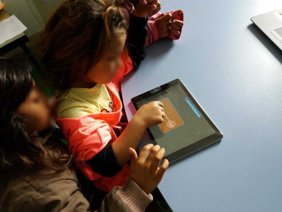 Romi-učenje2;-foto:-Udruženje-Romkinja-Nada