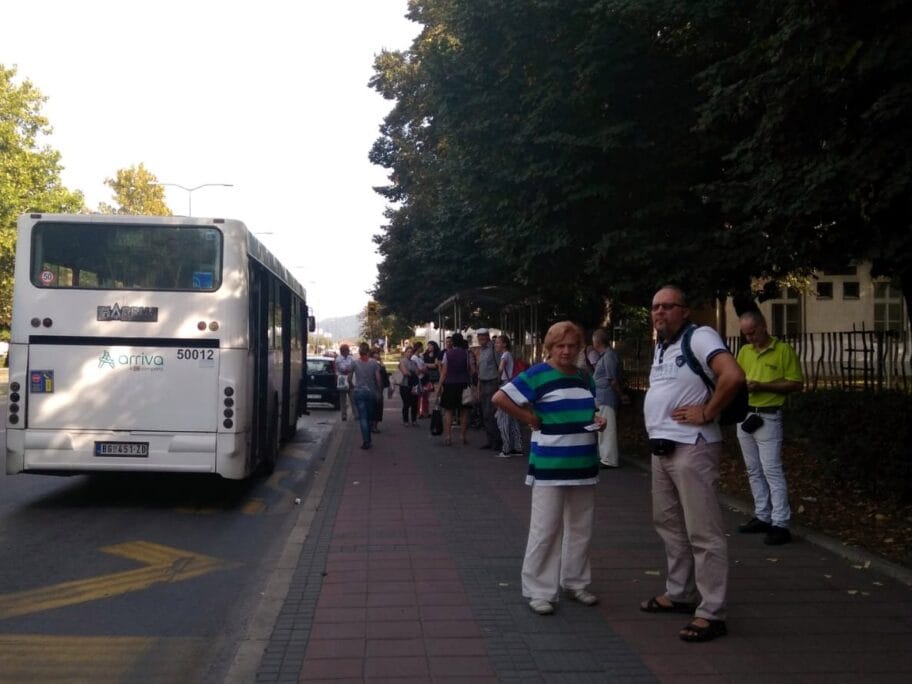 U Nišu se sukobili vozač autobusa i kontrolori, putnici izbačeni iz prevoza 8 Putnici izbaceni iz autobusa1 foto citalac