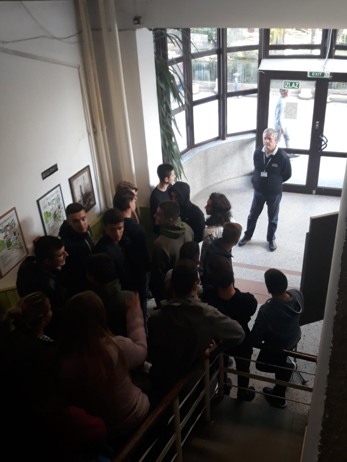 Ucenike ne pustaju napolje foto citalac