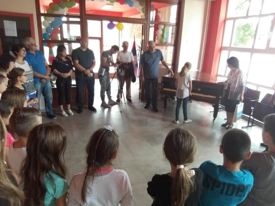 Đaci u Dimitrovgradu na poklon dobili klavir iz 1904. godine 16 klavir dimitrovgrad foto Udruzenje Sopsko oro