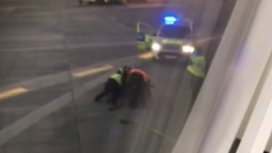 Putnik iz Dablina pokušao da zadrži Rajenerov let za Amsterdam 17 103600305 p06m8n57