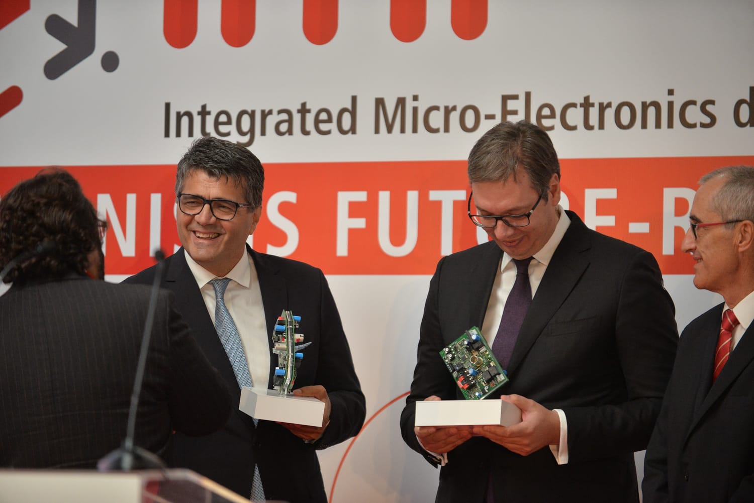 Vucic i Bulatovic pokloni IMI foto Vaja Keser