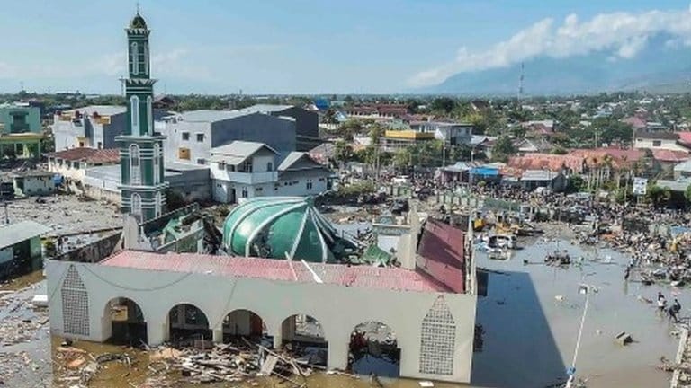 Indonezija: Potraga za preživelima nakon smrtonosnog cunamija 2 103633918 mediaitem103633917