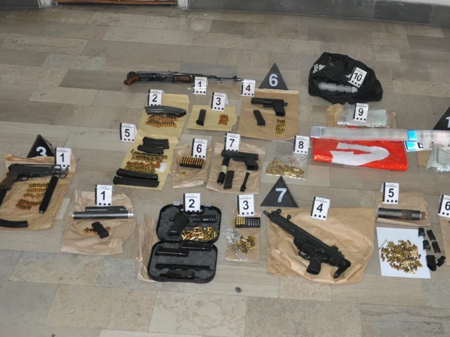 Nišlija uhapšen jer je u garaži skrivao arsenal oružja i ekstazi 19 oruzje oktobar2018 foto mup