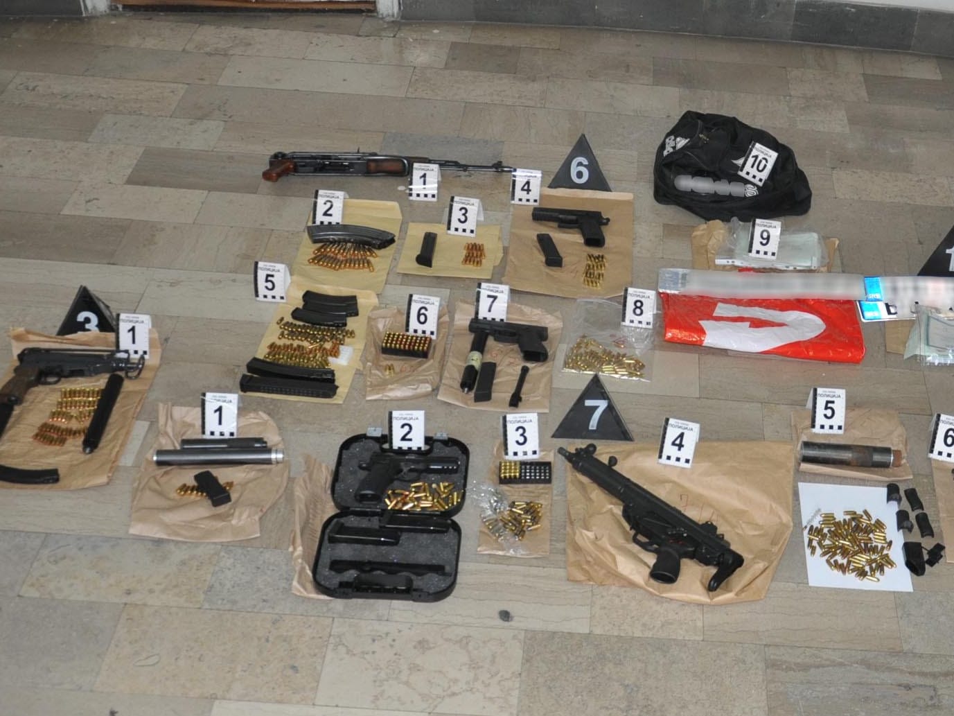 Nišlija uhapšen jer je u garaži skrivao arsenal oružja i ekstazi 1 oruzje oktobar2018 foto mup