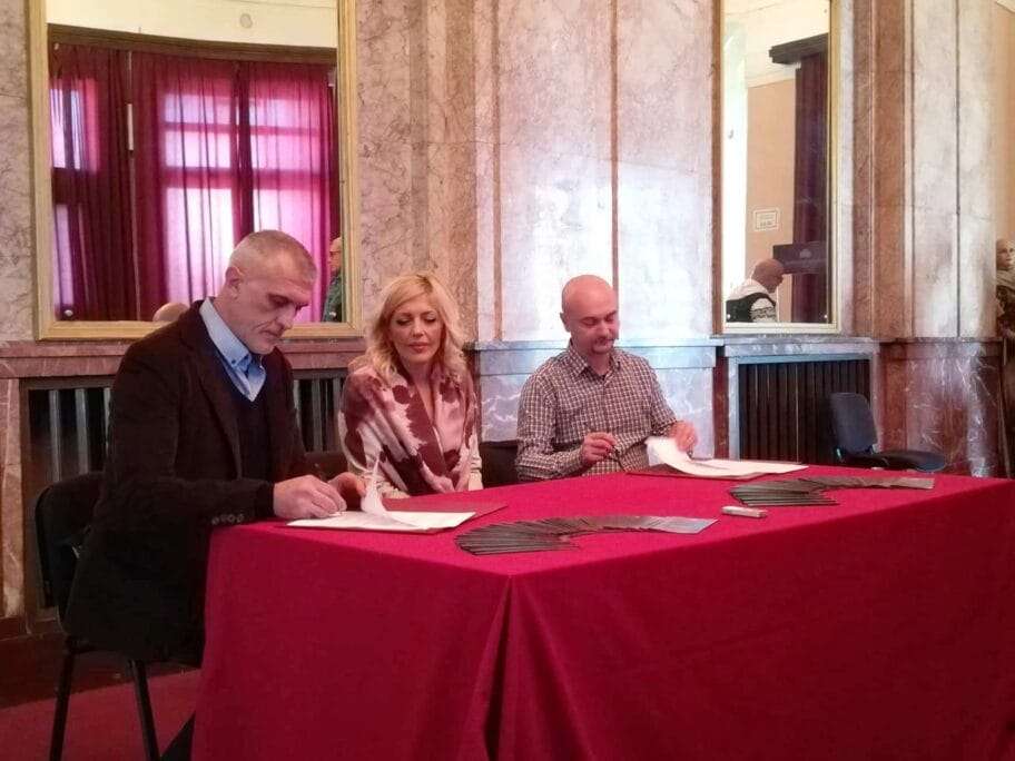 Protokol nisko i pristinsko pozoriste foto JV