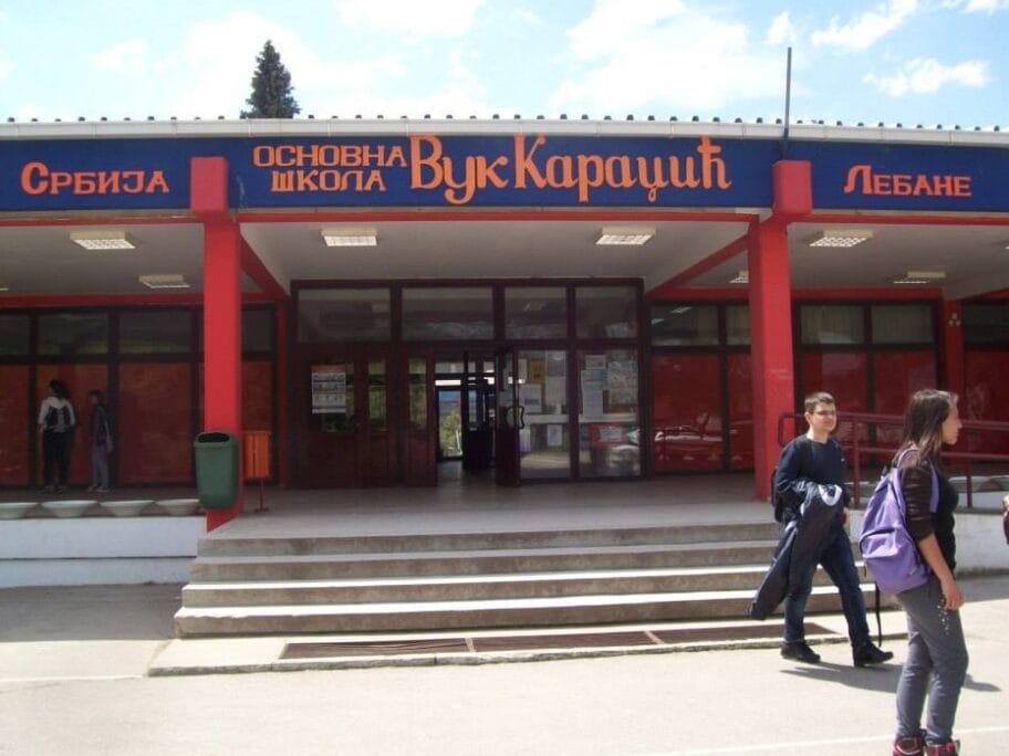 Direktor osnovne škole u Lebanu zaposlio svog sina kao nastavnika 11 OS Vuk Karadzic Lebane foto edukacija rs