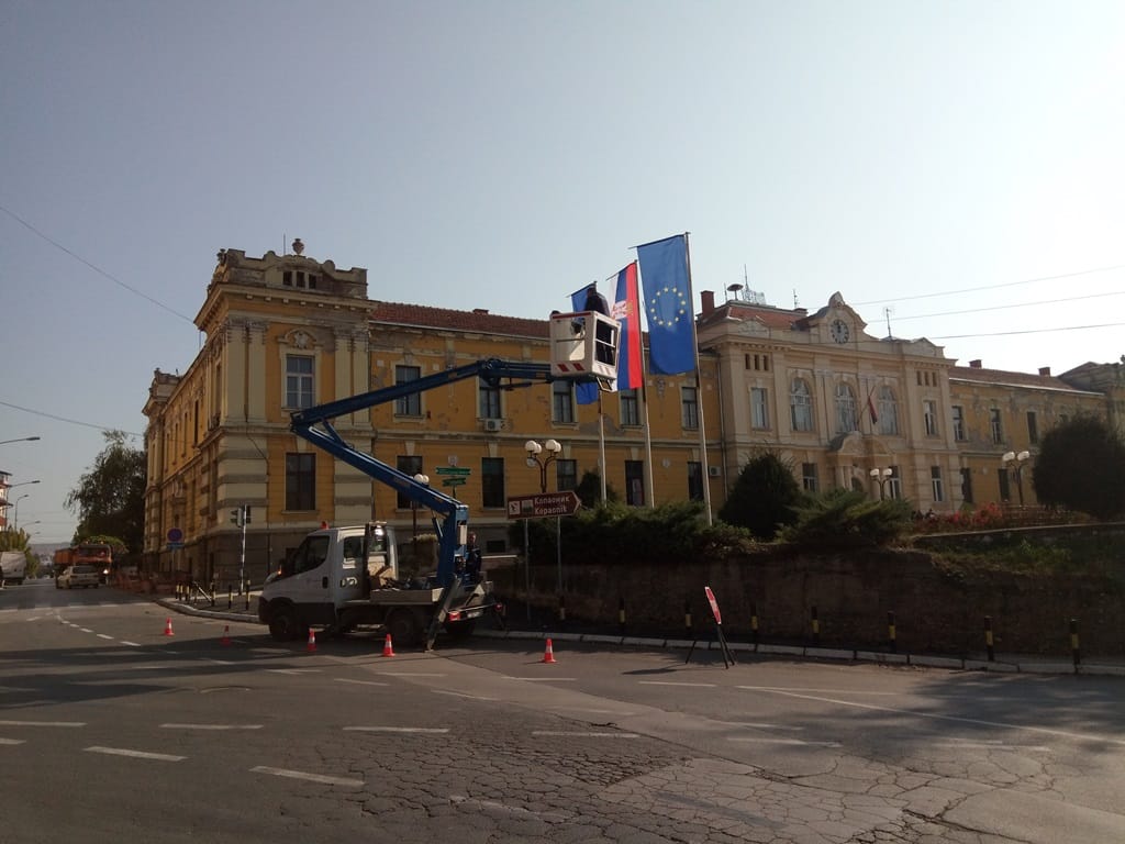 postavljanje zastava ispred opstine 1