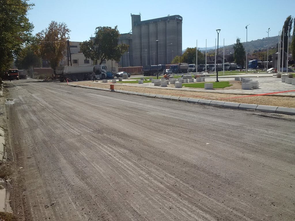 asfalt ispred spomen parka