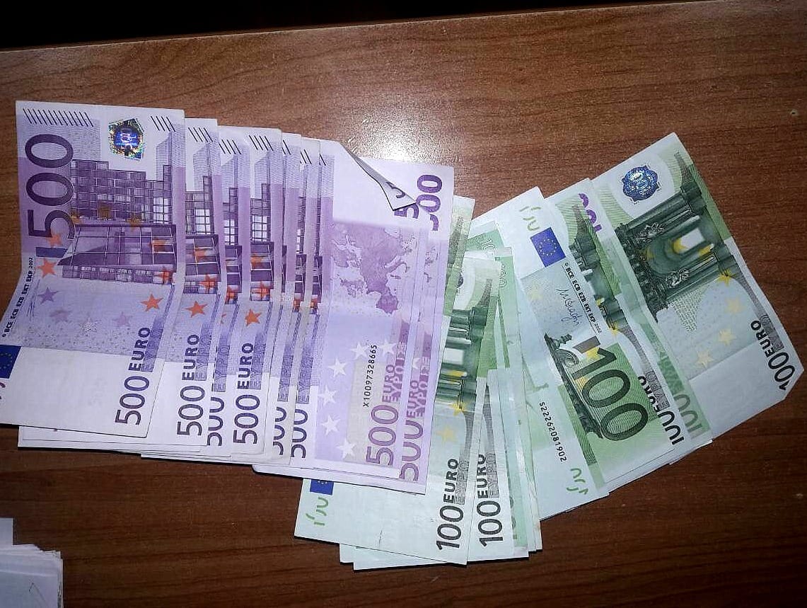 Preko 22.000 evra zadržano na Gradini 1 Zaplenjeni evri Gradina foto Uprava carina