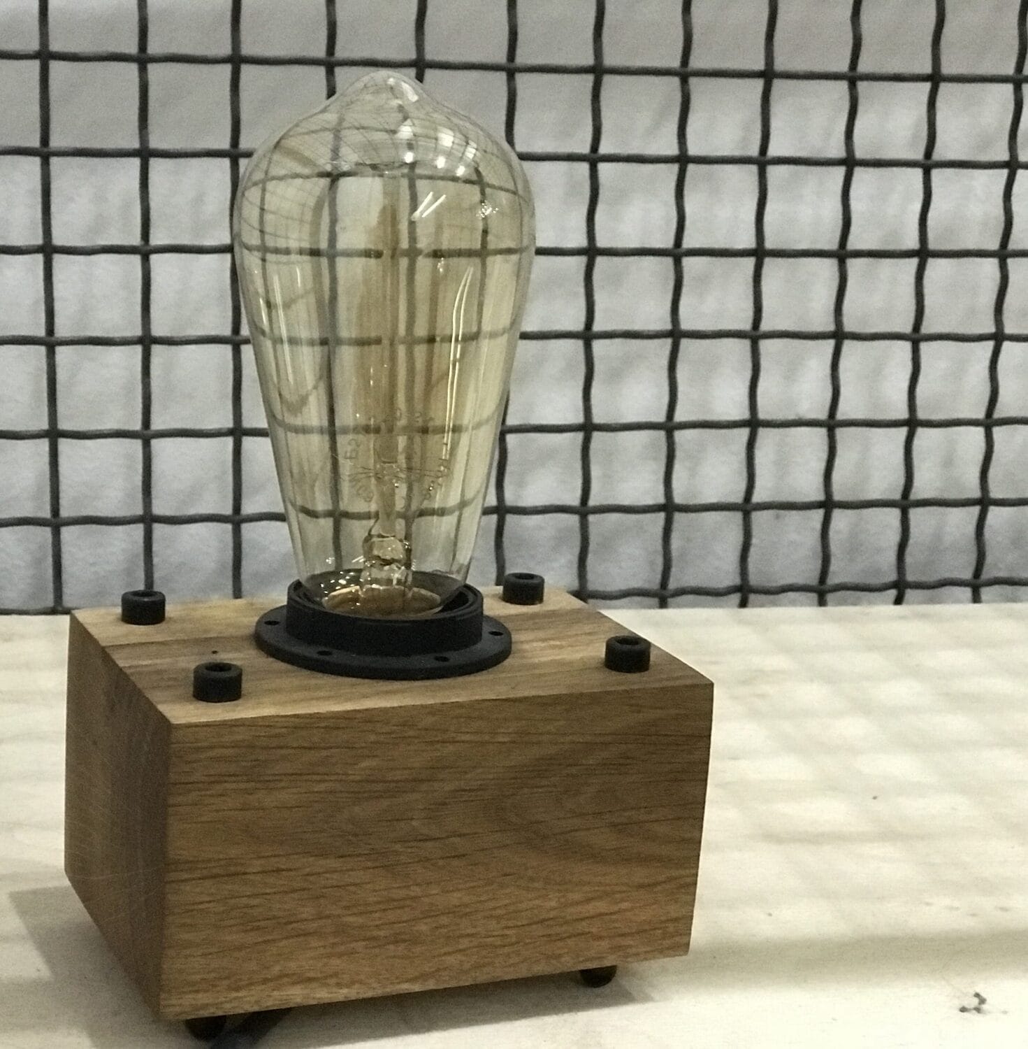 Lampa-sa-Edisonovom-sijalicom--Foto-A.-Stojanović